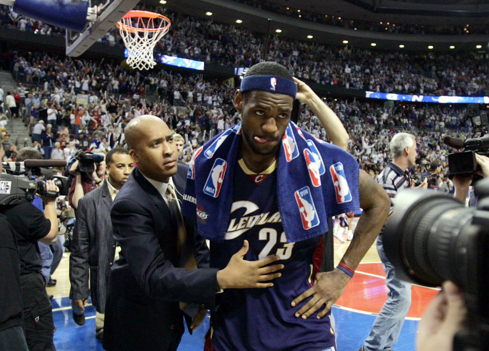 2006: Detroit holds Cleveland to 61 points to advance to conference finals